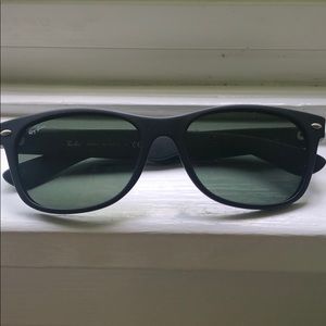 UNISEX Matte Black Ray Ban’s— PERFECT CONDITION